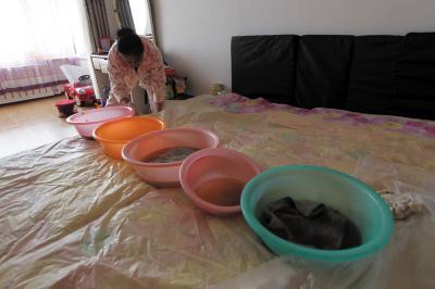 富顺楼上漏水，住户失联，小区没物管，业主维权难！律师来支招……